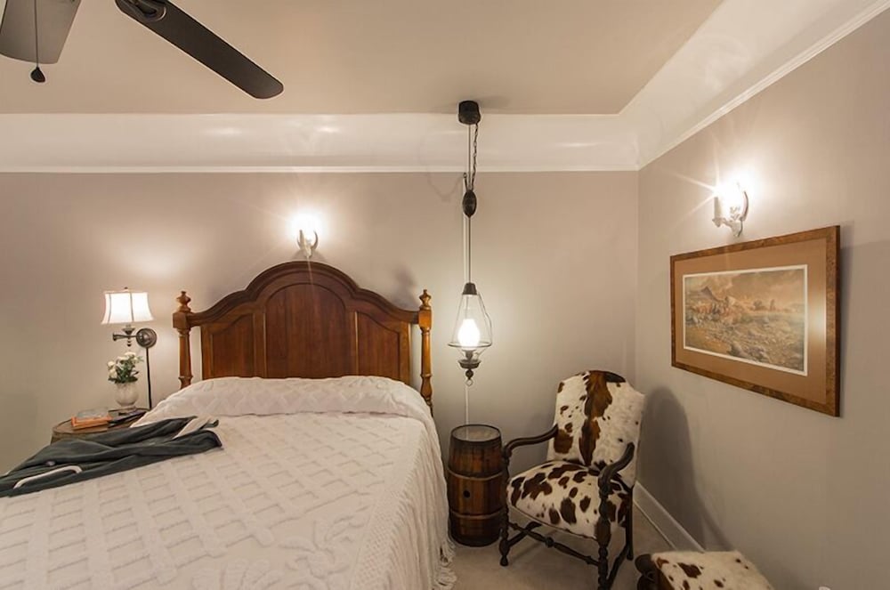 Room, 1 Queen Bed (Robbers Roost) photo 1