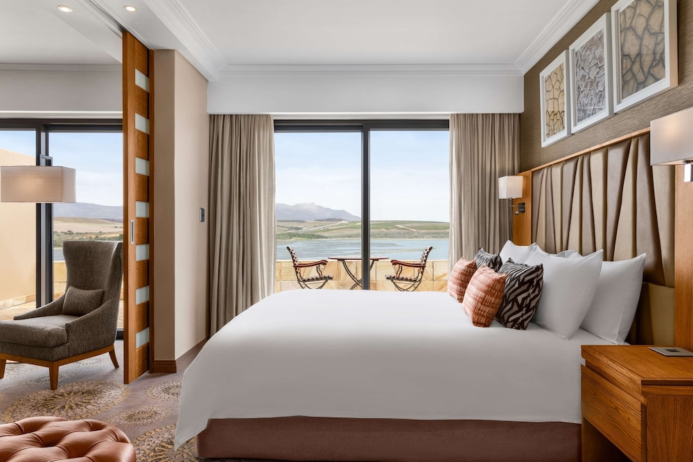Premium Deluxe King Suite with Lagoon View - Photo 2
