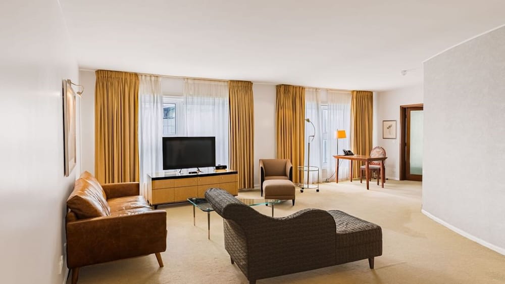 Executive Suite - Photo 1
