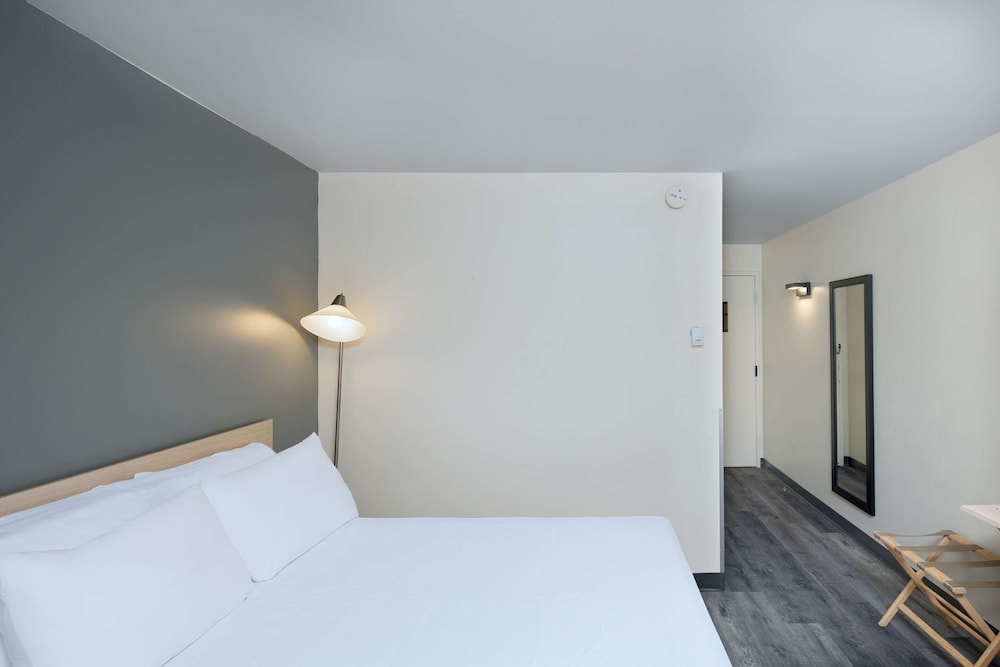 Standard Room, 1 Queen Bed, Non Smoking photo 3
