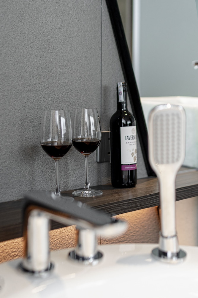 Signature Suite, Balcony, City View photo 3