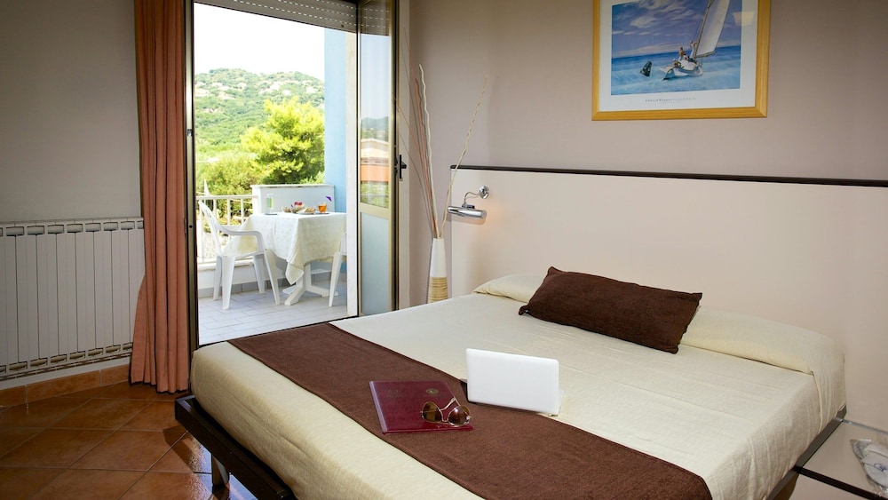 Classic Double or Twin Room, Partial Sea View photo 3