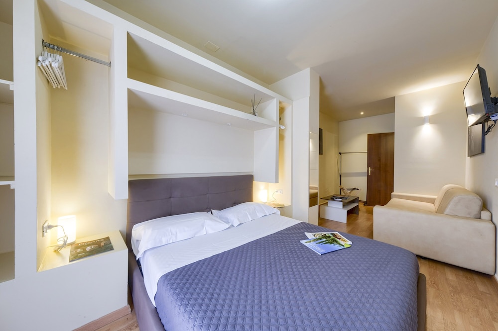 Queen Room with Balcony and External Private Bathroom photo 3