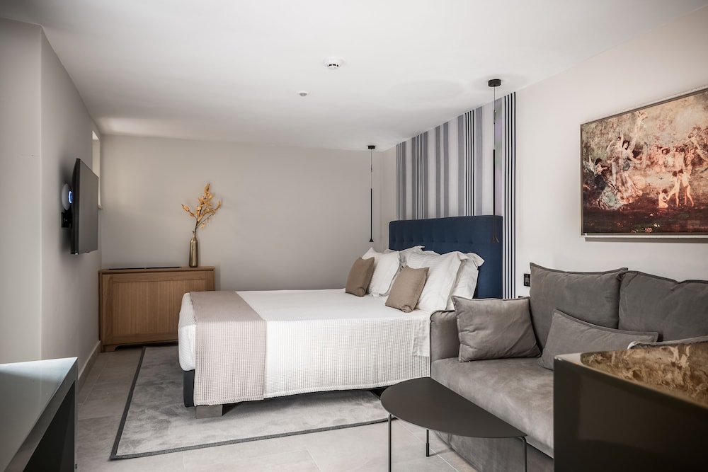 Junior Suite (semi-basement) photo 1