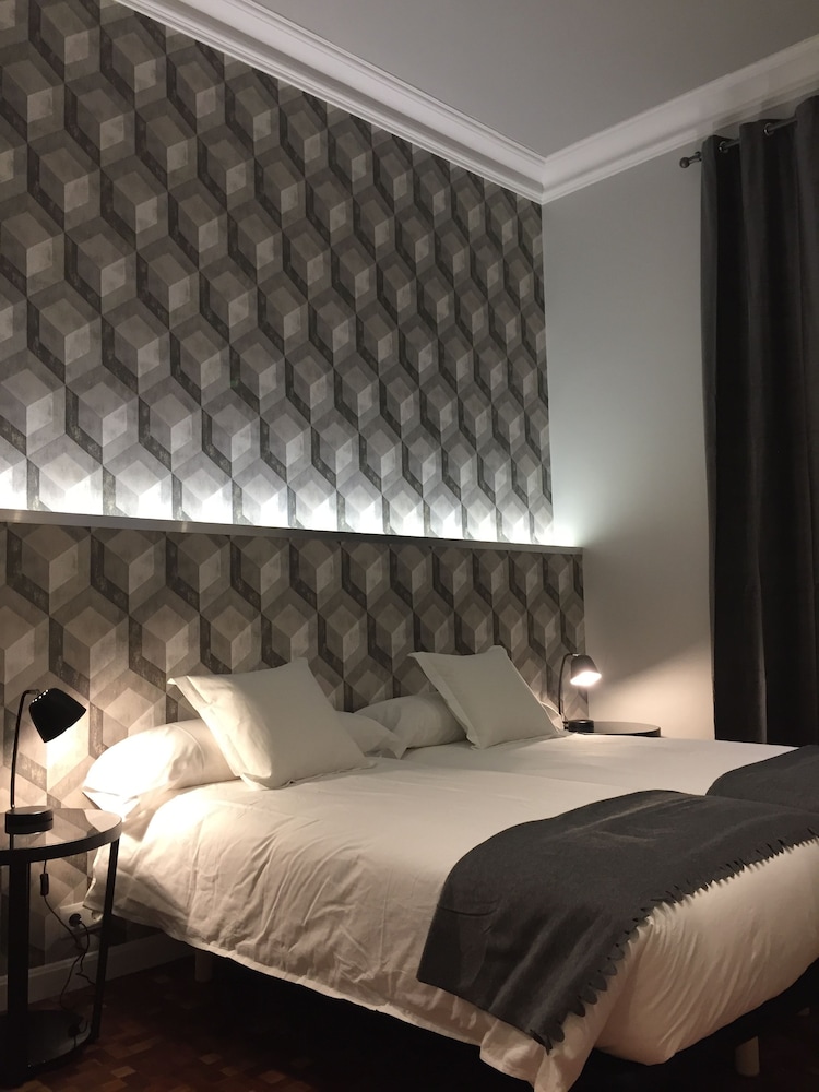 Deluxe Twin Room, 2 Twin Beds, Ensuite photo 2