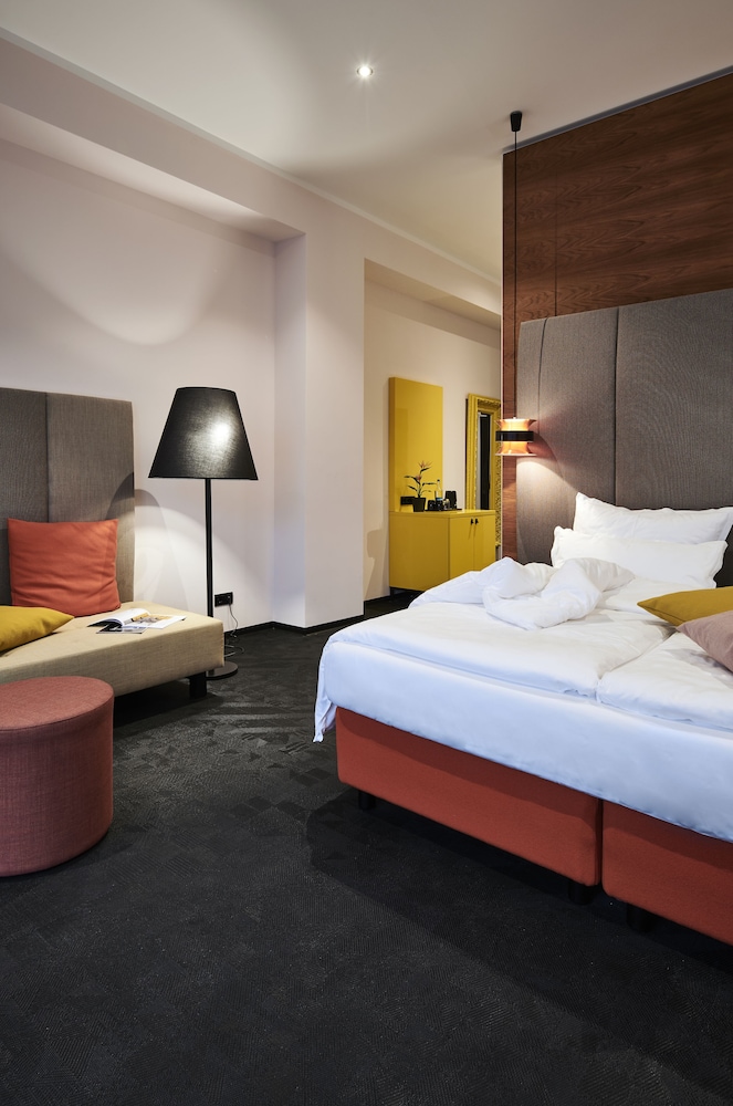 Suite with Balcony & River view - Photo 10