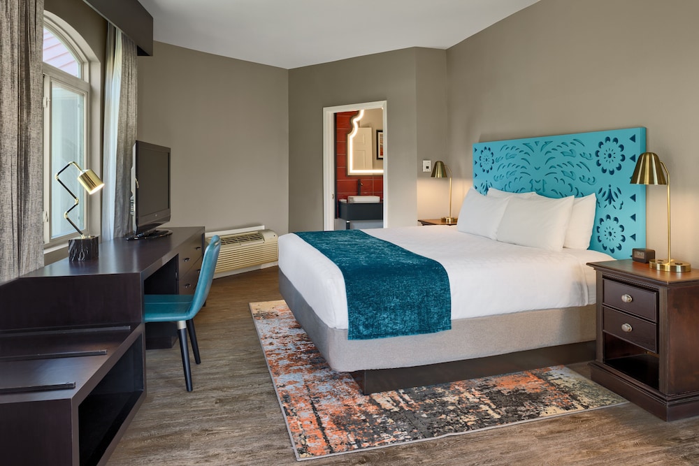 Suite, 1 King Bed, Balcony - Photo 2
