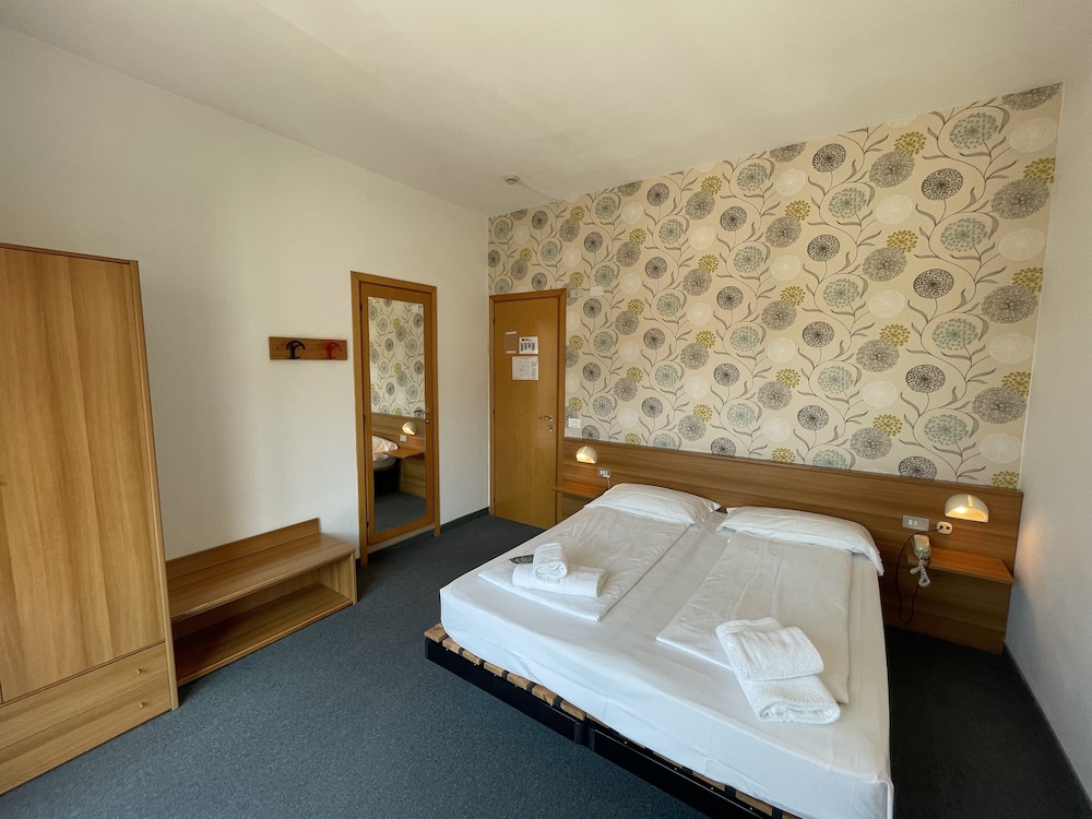 Double or Twin Room, Partial Lake View photo 1