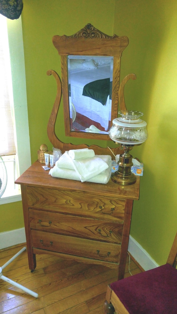 Standard Room, 1 Queen Bed, Ensuite photo 2