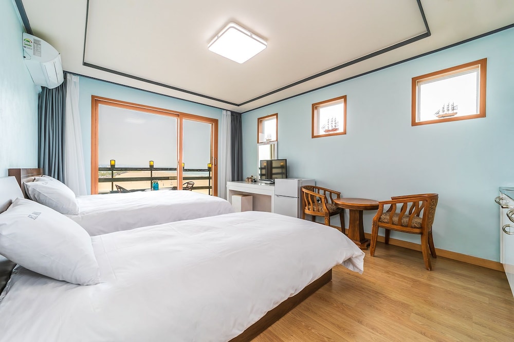 Room (Elmar Twin, Queen+Single, Ocean View) photo 1