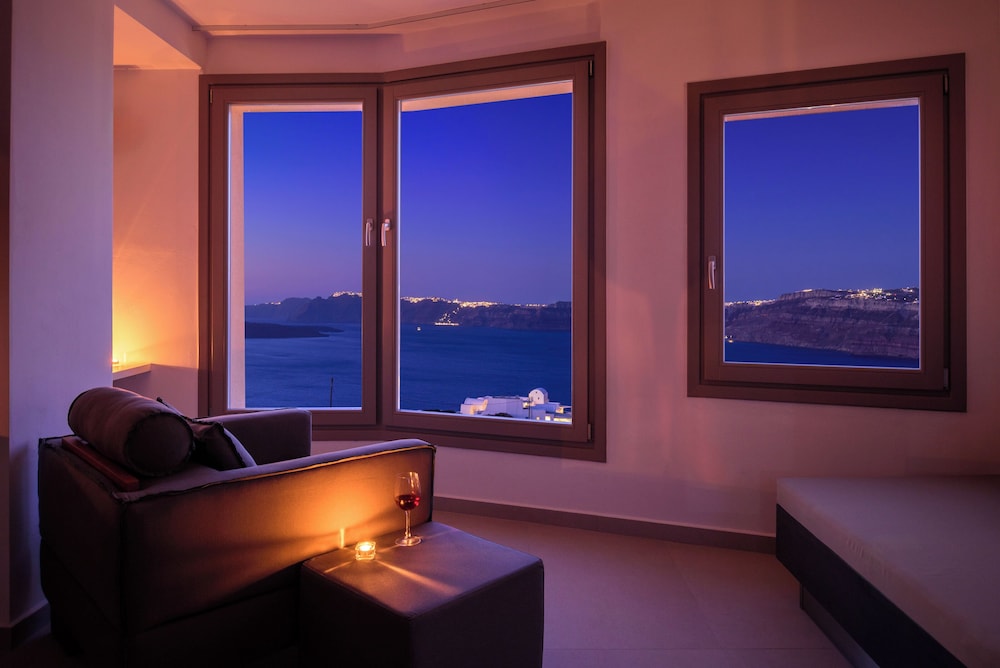 Panorama Suite with Hot Tub and Caldera View - Photo 4