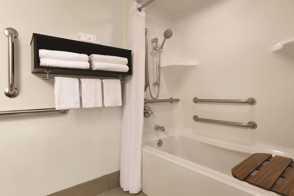 Suite, 1 Queen Bed, Non Smoking - Photo 4