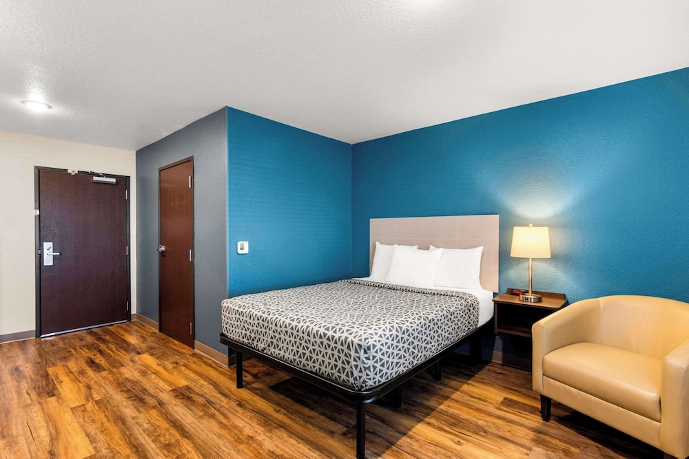 Suite, 1 Queen Bed, Non Smoking photo 1