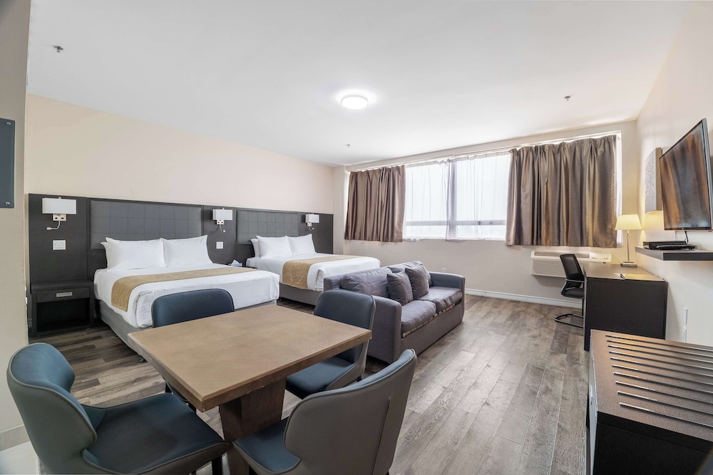 Suite, 2 Queen Beds, Non Smoking, Kitchen (Larger Room;with Sofabed)