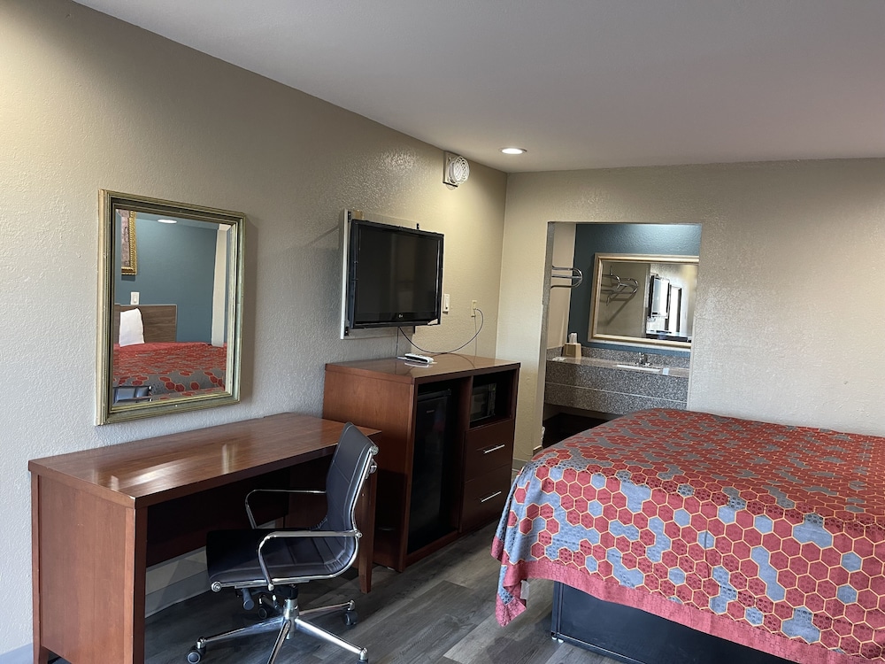 Basic Room, 1 King Bed photo 2