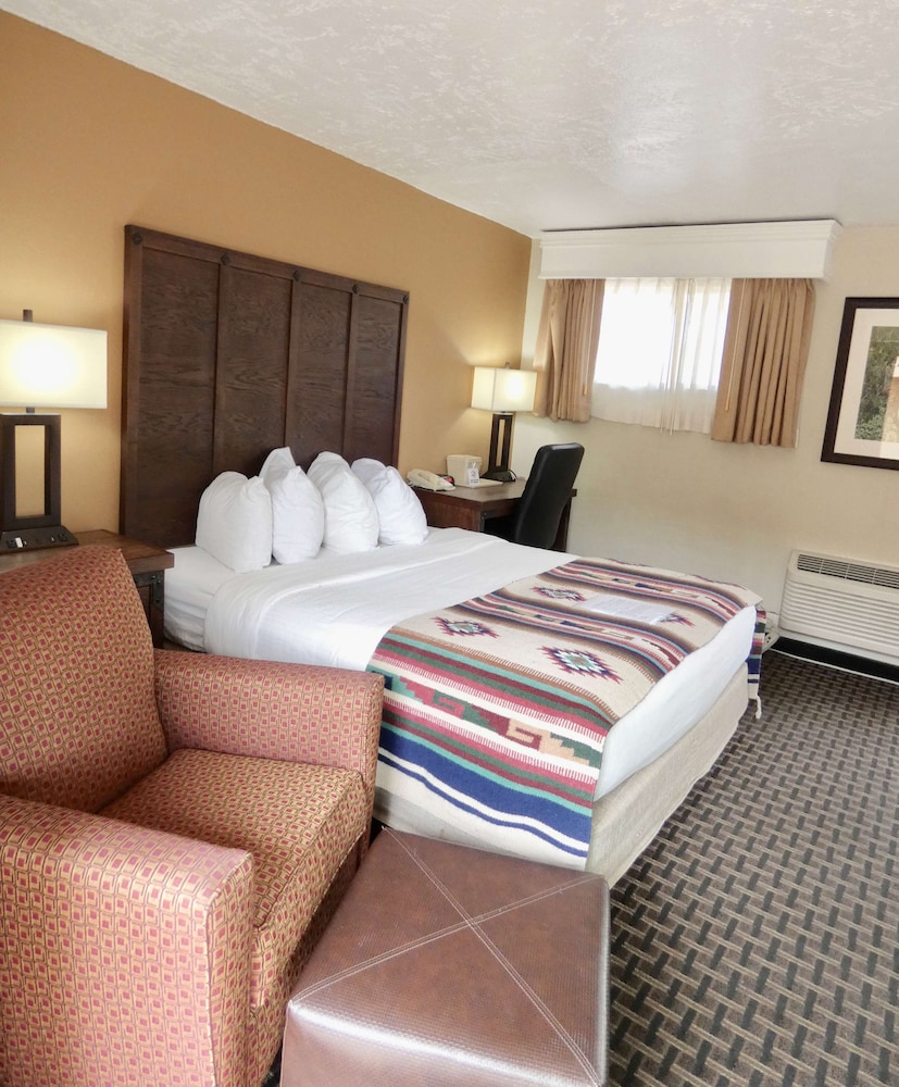 Standard Room, 1 Queen Bed, Non Smoking, Refrigerator & Microwave photo 2