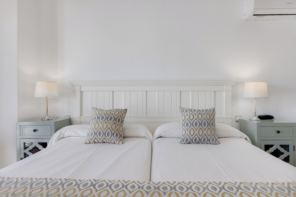 Standard Double or Twin Room - Photo 15