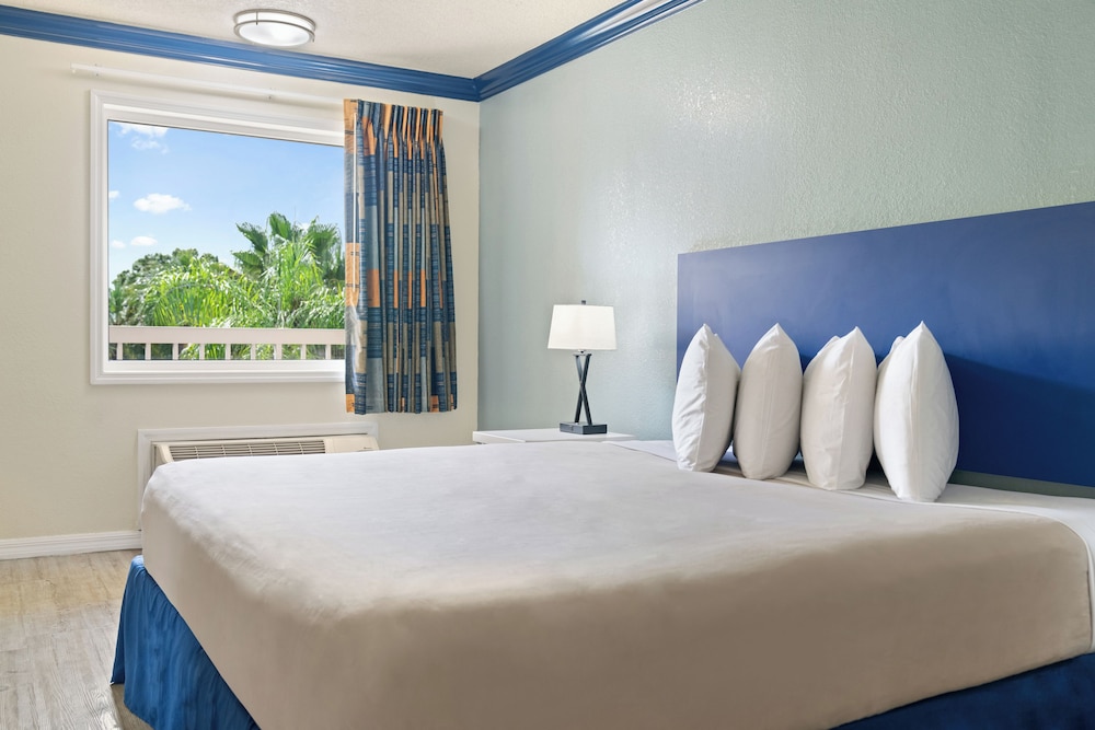 Single Room, 1 King Bed with Sofa bed, Non Smoking, Pool View