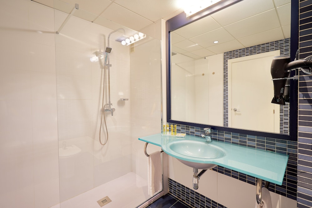 Double or Twin Room - Photo 7