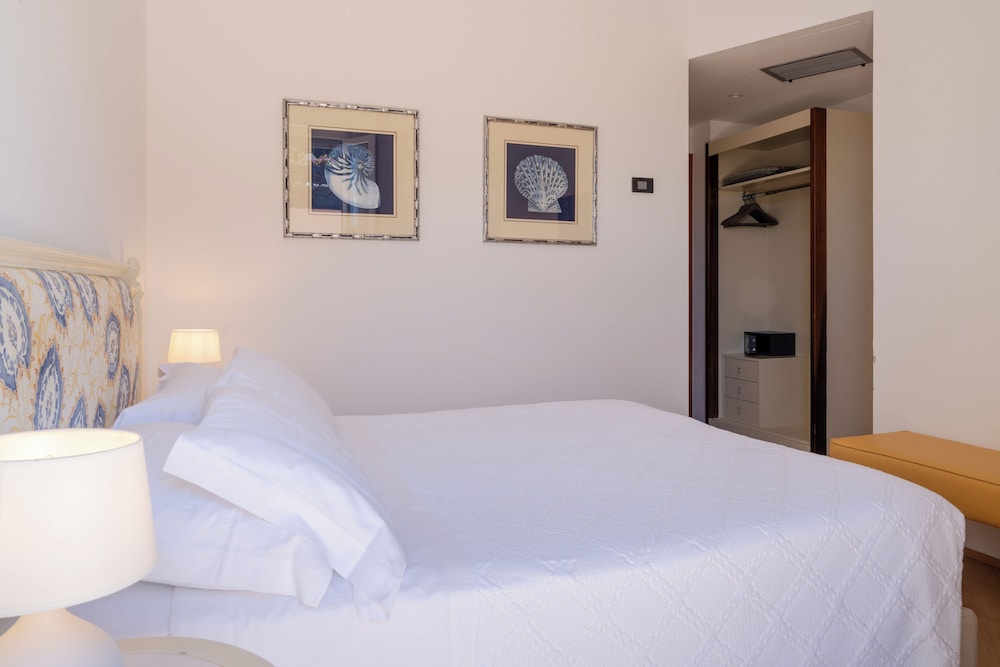 Superior Double Room, 1 King Bed, Partial Sea View photo 2