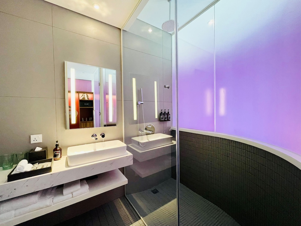 Wink Luxe photo 3