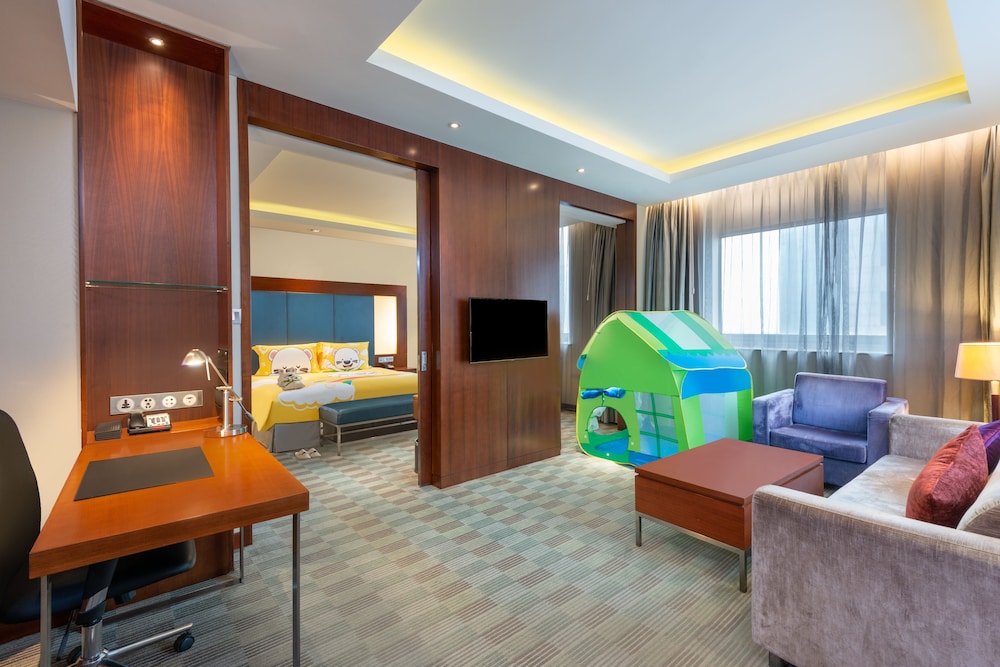 Suite, 1 Bedroom, Accessible, Club Lounge Access (Living Lounge Access) - Photo 2