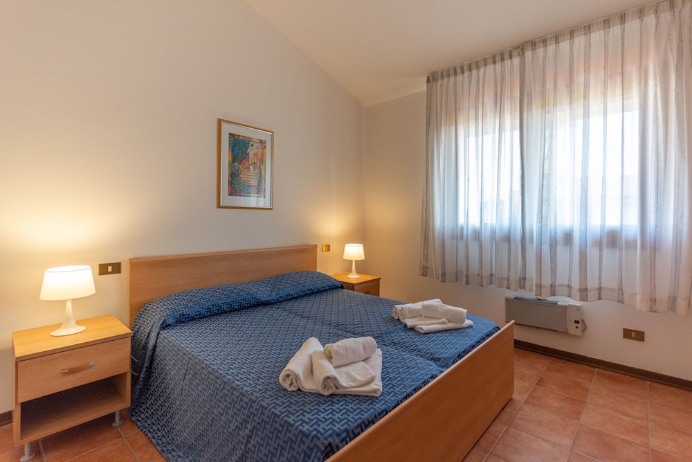Family House, 3 Bedrooms, 2 Bathrooms, Sea Facing (Albarella V4P)