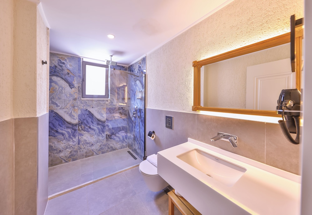 Comfort Room, City View - Photo 3