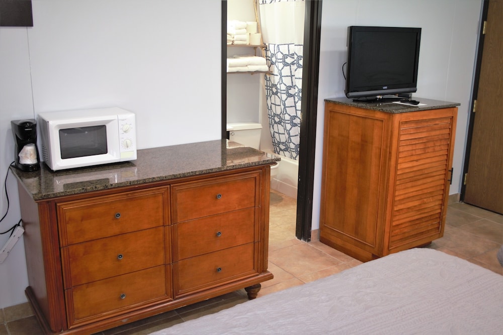 1 Queen Bed, Lakeside, Accessible photo 1