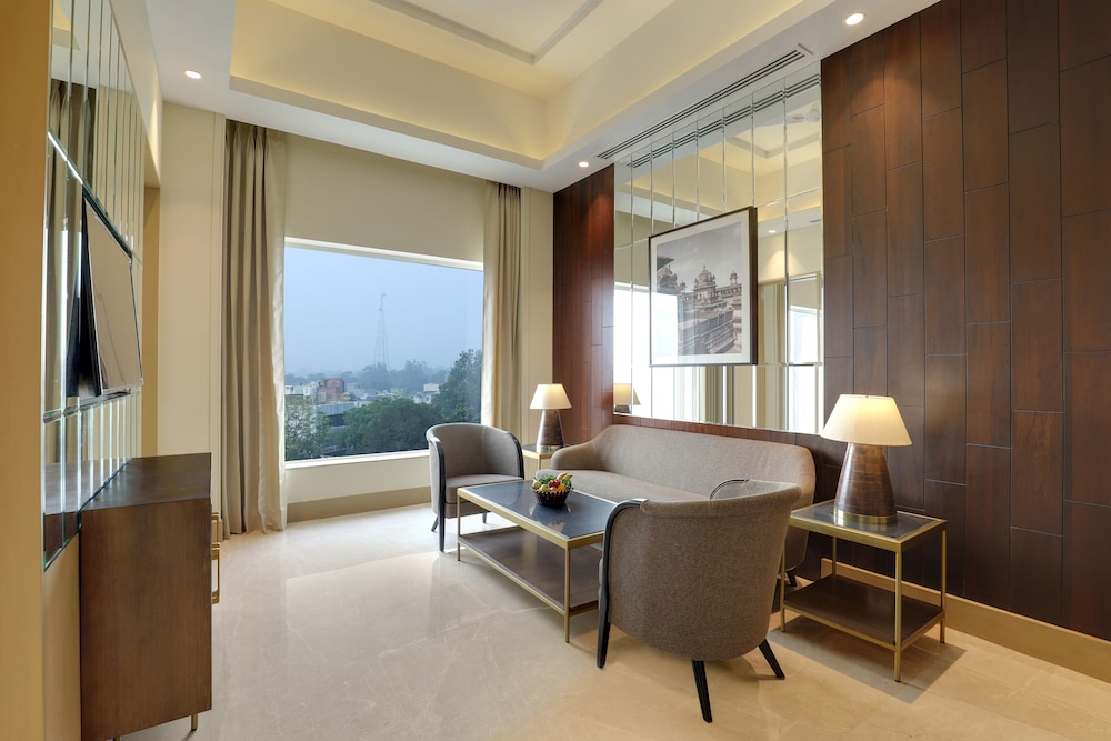Executive Suite - Photo 4
