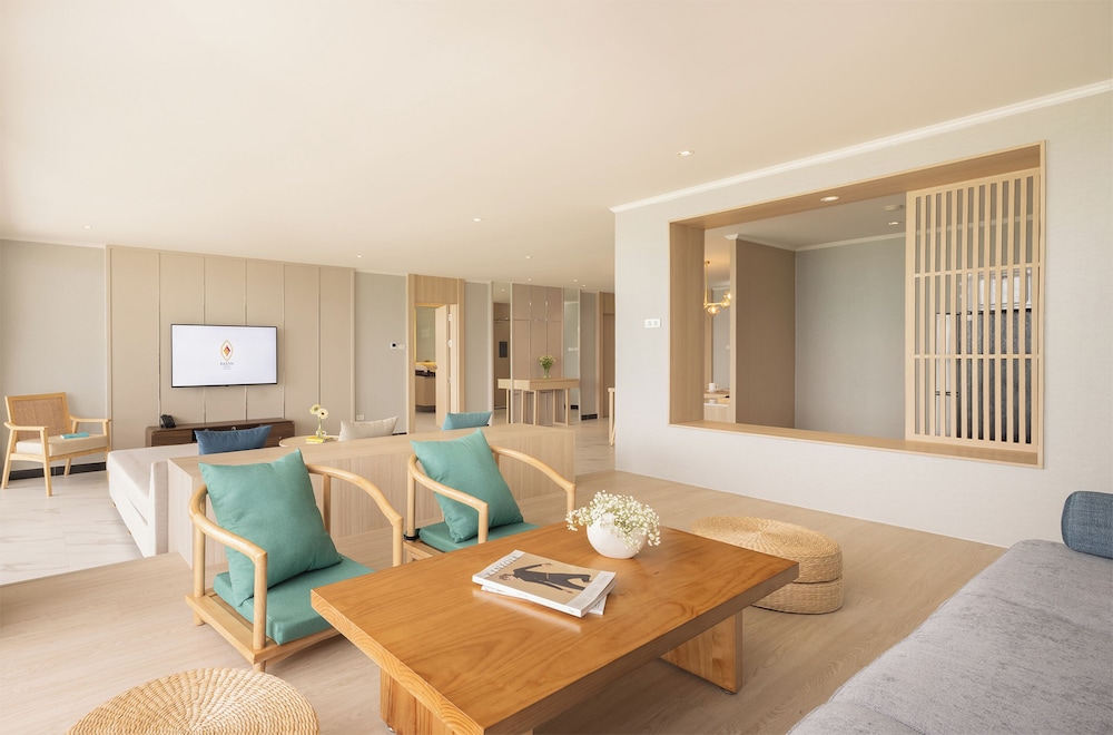 2 Bedroom Penthouse Suite Panoramic Seaview photo 3