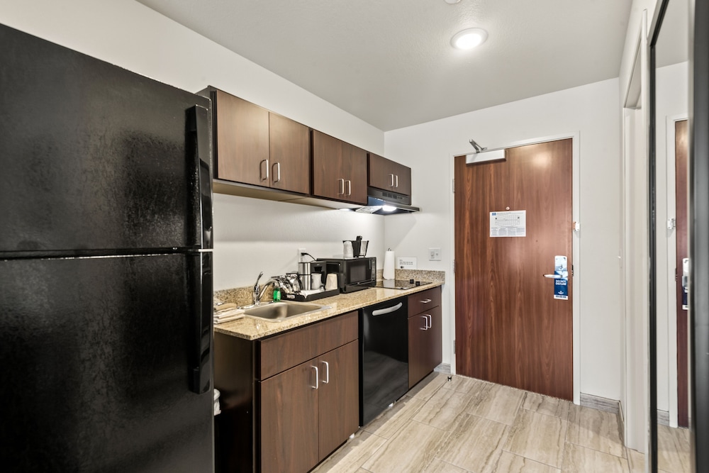 Suite, Non Smoking (Single King Extended Stay) - Photo 2