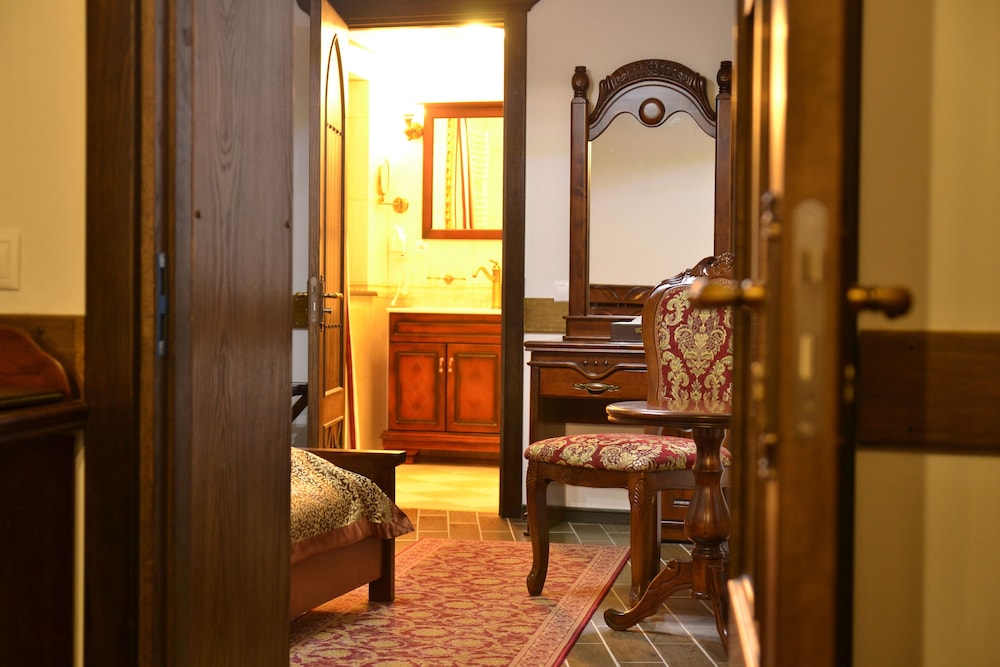 Triple Room (King Bed)