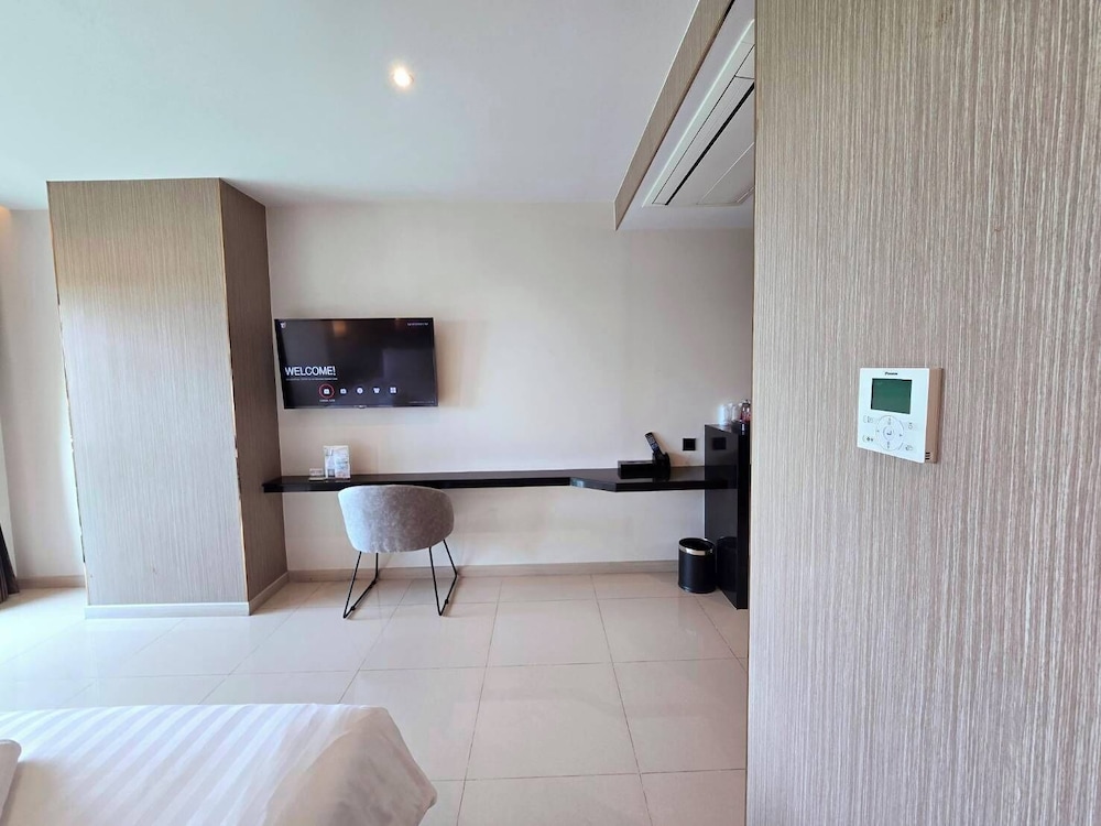 Deluxe King Room with Balcony - Photo 4