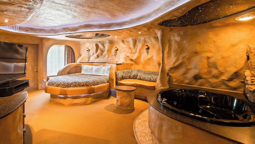 Suite, 1 King Bed, Non Smoking, Jetted Tub - Photo 1