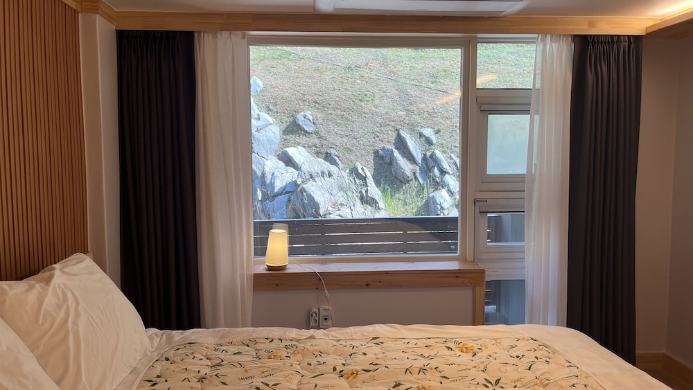 Deluxe Twin Room, 1 Bedroom, Non Smoking, Mountain View photo 3
