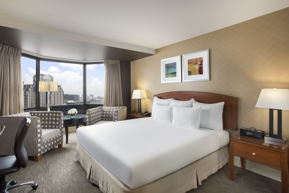 Room, 1 King Bed, Accessible (Hearing, Sky View) - Photo 1