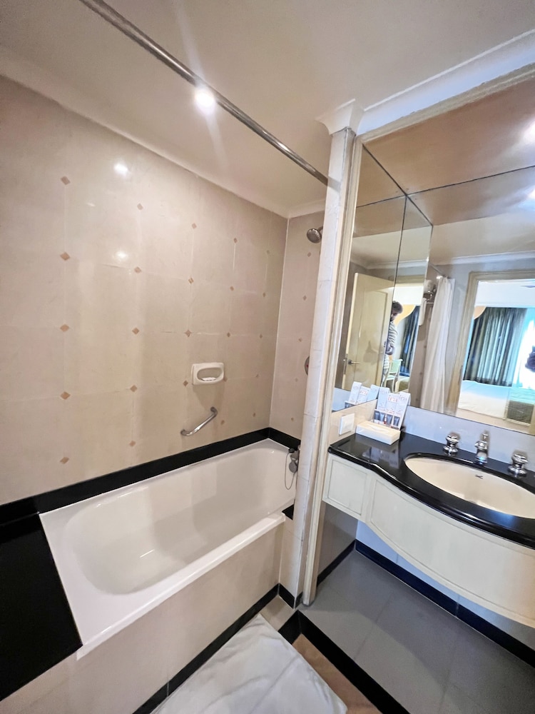 Suite with Separate Living Area and Bathtub photo 2