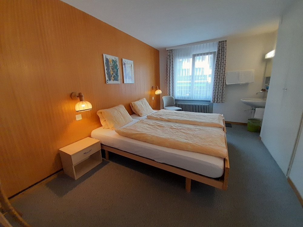 Basic Twin Room, Shared Bathroom photo 1