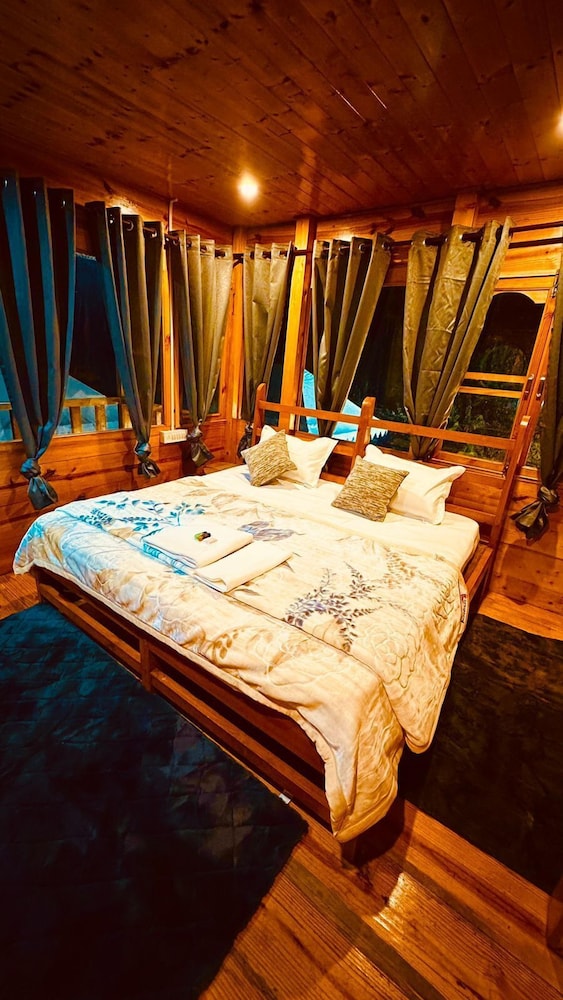 Luxury Tree House, Patio, Mountain View photo 1