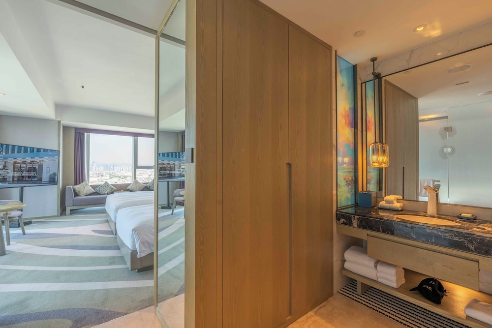 Family Room, City View - Photo 6