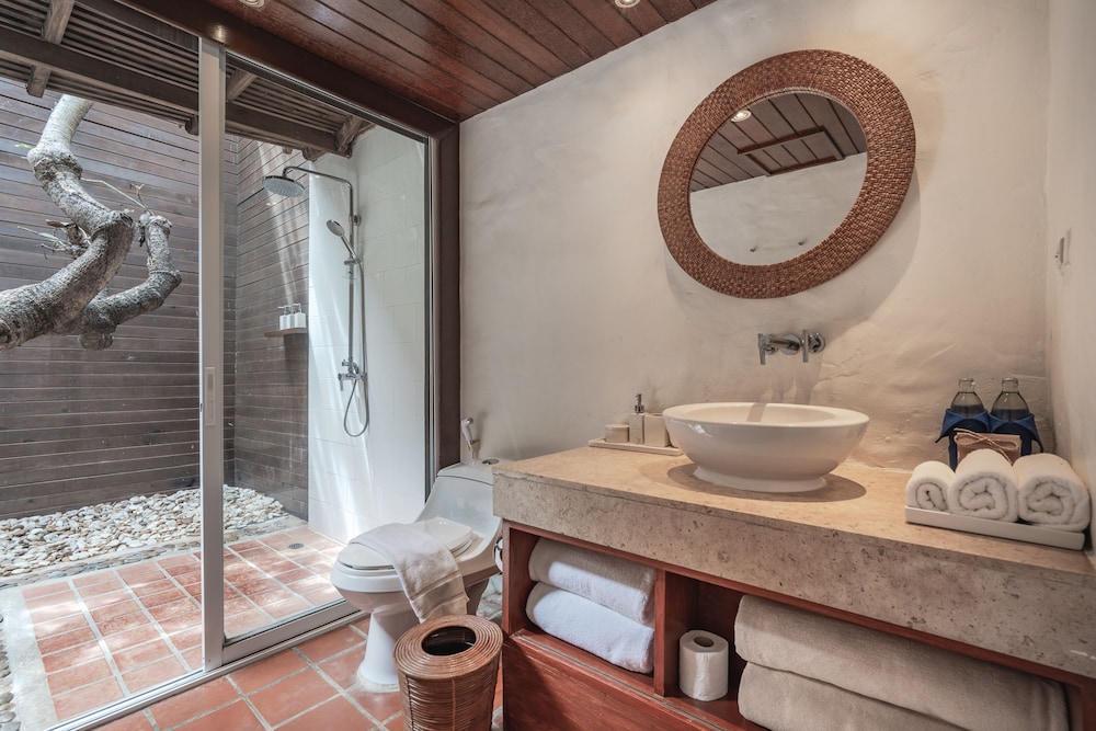 Beachfront Pool Access Suite - Photo 10