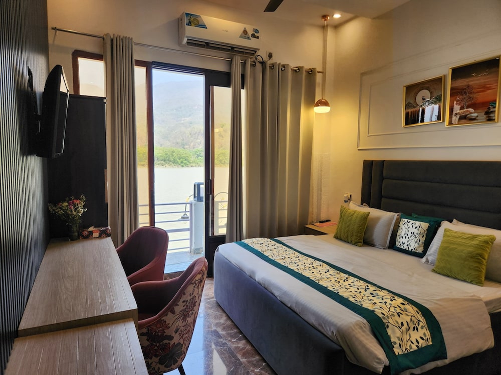 Deluxe Suite, Lake View