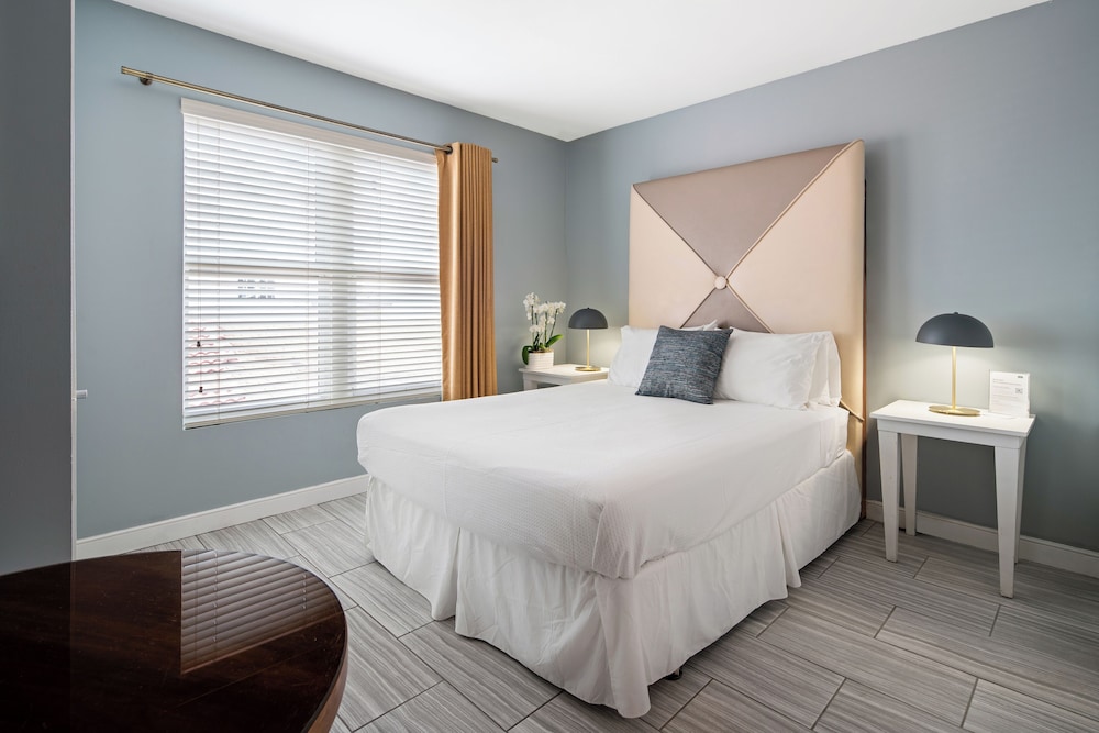 Accessible Queen Room - La Flora Building (Self Check-in)