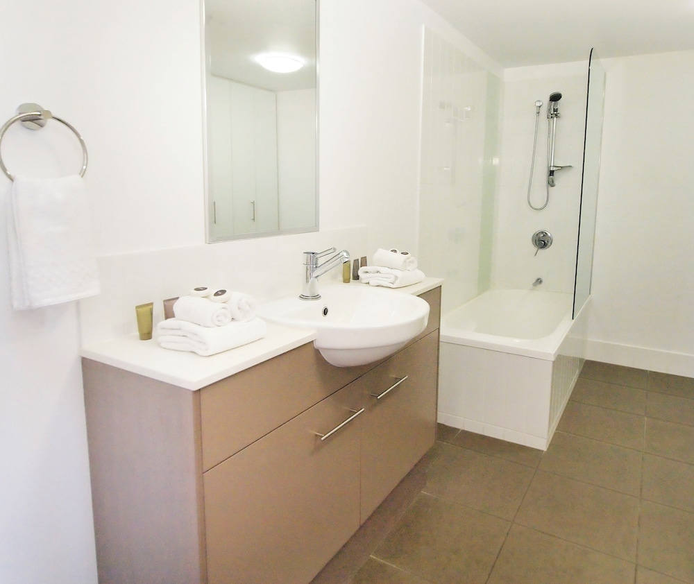 Apartment, 3 Bedrooms - Photo 3
