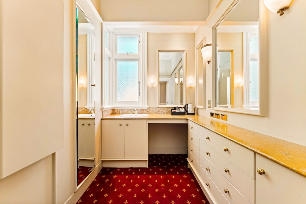 Premium Single Room thumbnail 6