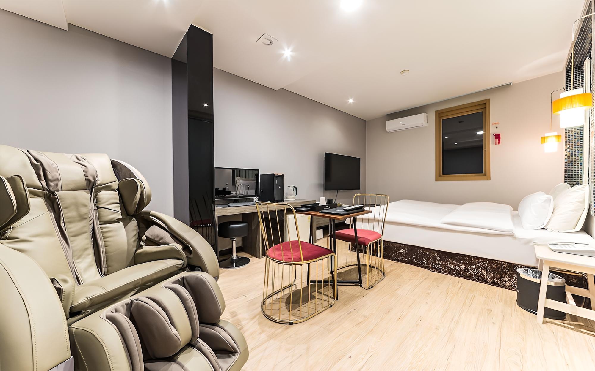Room (VIP (Netflix + Spa + Massage Chair)) photo 1
