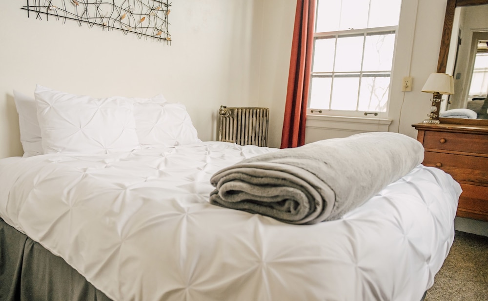 Classic Room, 1 Queen Bed, Mountain View photo 2
