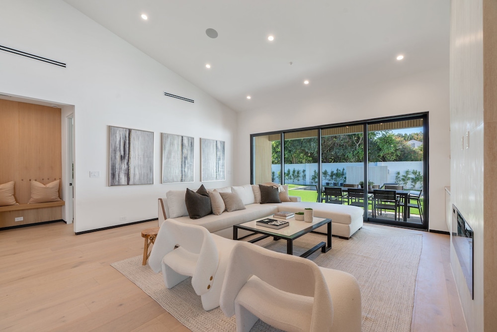 Luxury House, Multiple Beds, Pool Access, Pool View (Noble Modern)