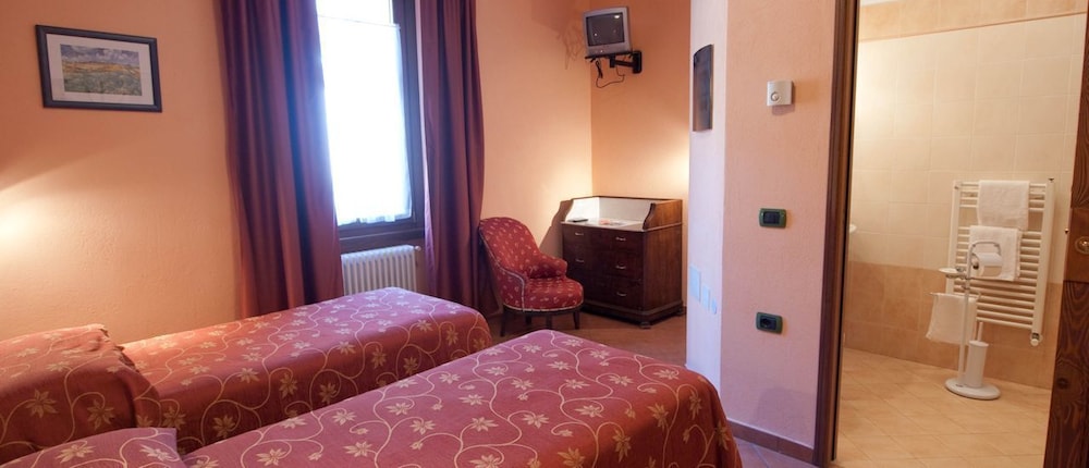 Double or Twin Room, Multiple Beds, Non Smoking, Mountain View photo 2